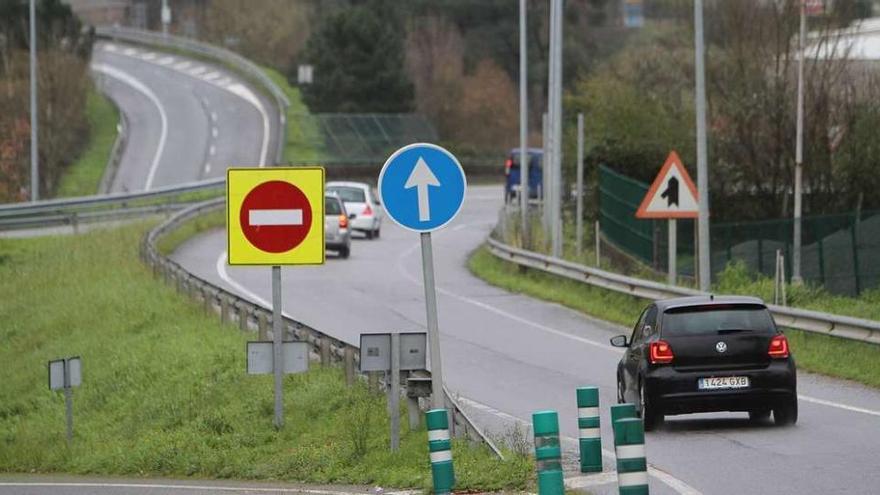 Carretera de acceso a Ourense por la N-120, en Eirasvedras-Quintela, en la zona de desdoblamiento y enlace con la N-525. // Iñaki Osorio