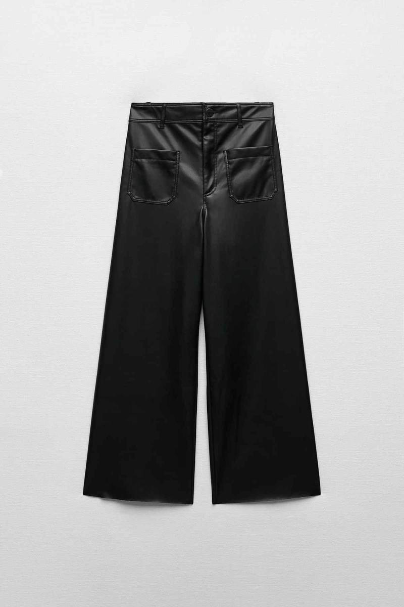 Pantalón efecto cuero de Zara