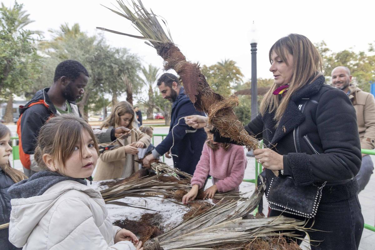 Talleres de “atxes” en Elche para promover una tradición difícil de mantener