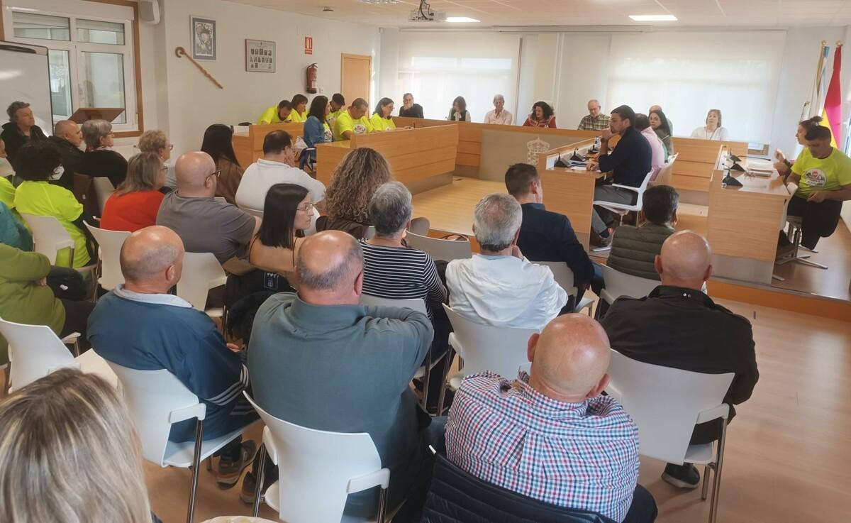 Asistentes al pleno de Teo, incluyendo simpatizantes de la plataforma con camisetas amarillas