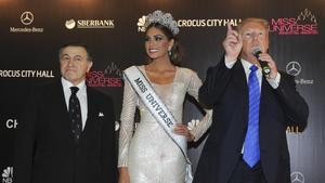 El oligarca ruso Aras Agalarov y Donald Trump con la fanadora de Miss Universo 2013, la venezolana Gabriela Isler.