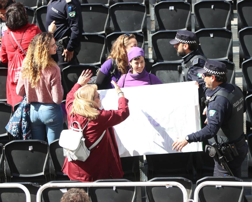 8-M en Málaga | La Policía Local desaloja la tribuna de Semana Santa durante