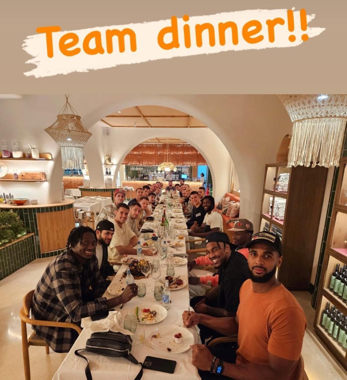 Foto de la cena del equipo en la noche del martes