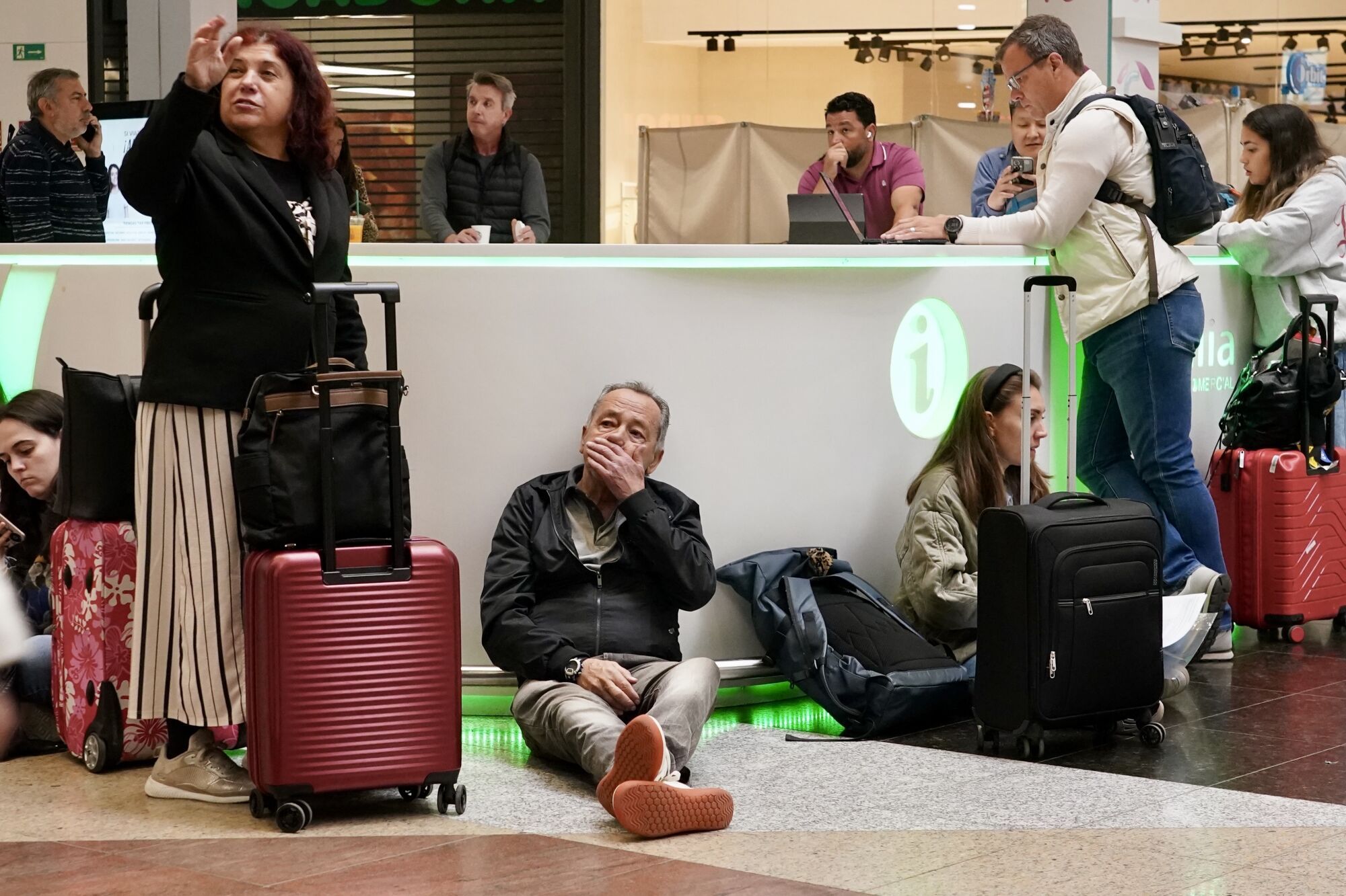 Cientos de pasajeros se agolpan en la estación María Zambrano, por el retraso de los trenes a causa del robo de cables