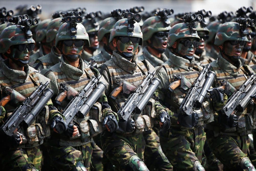 Desfile militar por la fiesta nacional de Corea del Norte.