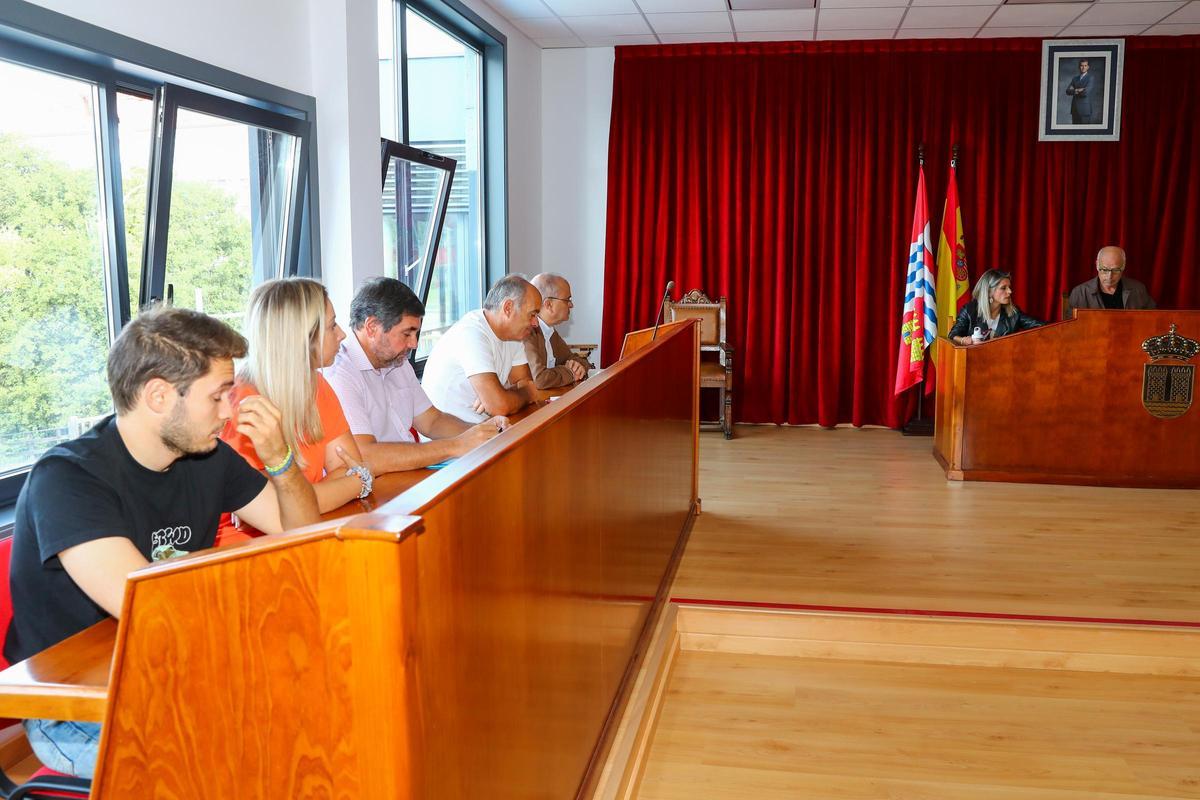 Los concejales de la oposición municipal, a la izquierda.