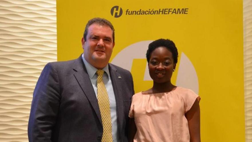 Enrique Ayuso, de la Fundación Hefame, entrega el premio a Andame.