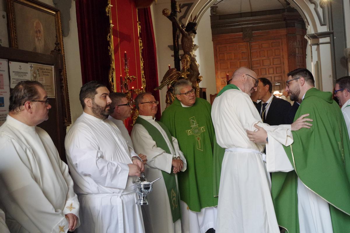 Toma de posesión del nuevo párroco de los Mártires, Isidro Calderón, en la Iglesia de San Juan