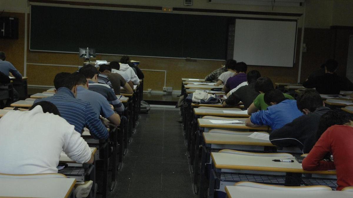 Estudiantes en el aula de Ingeniería de Telecomunicaciones, en el Campus de Tafira.