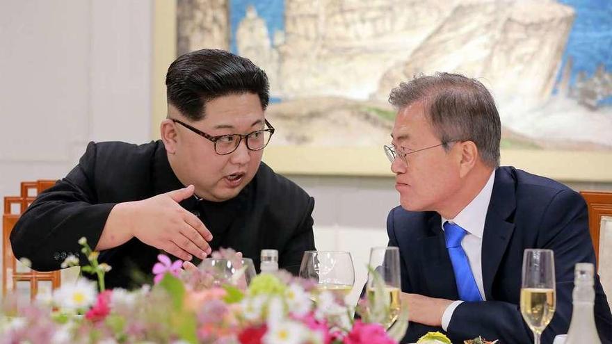 Kim y Moon, el viernes, durante la histórica cumbre. // AFP