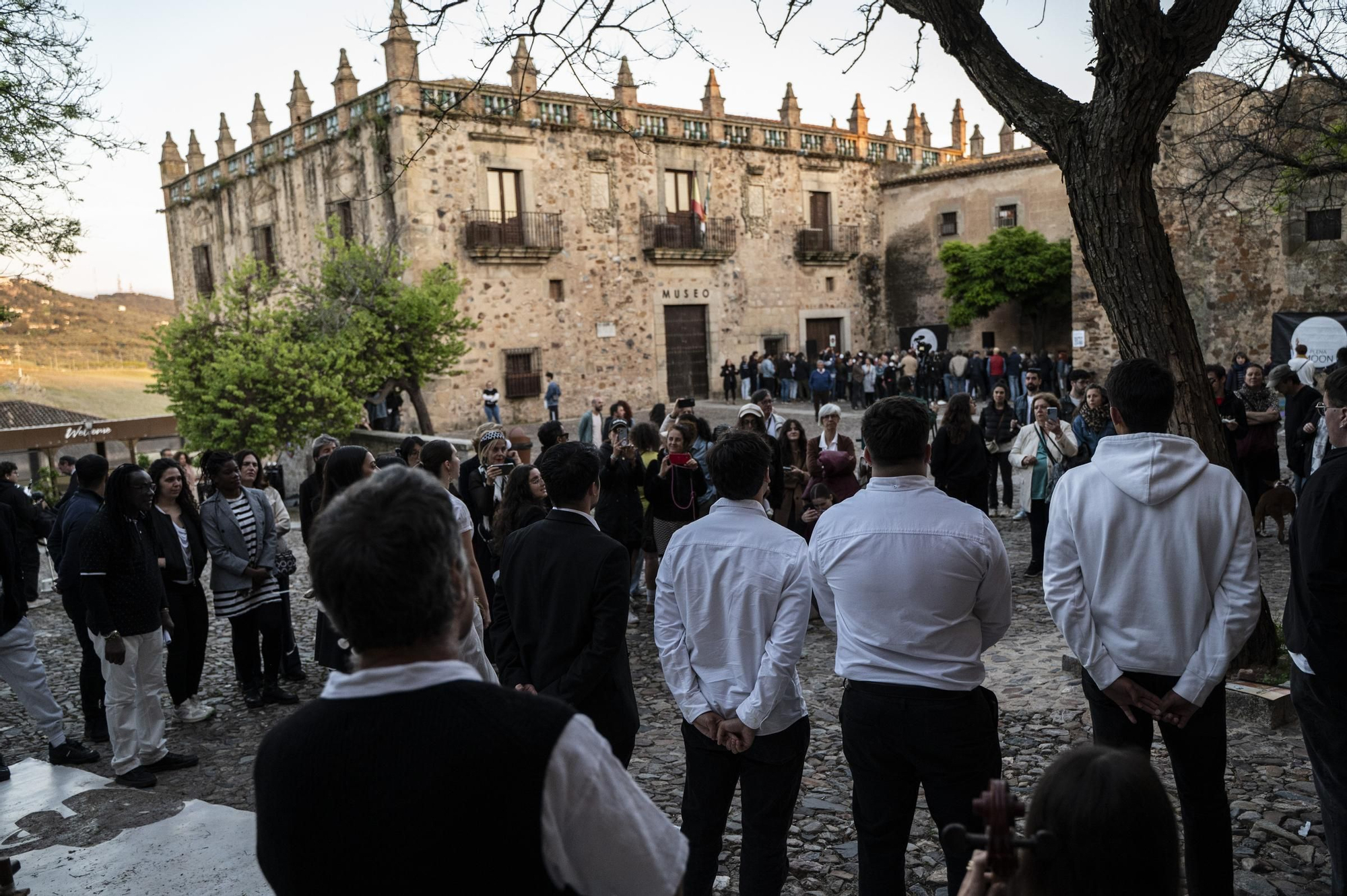 Cáceres festeja la luna llena de mayo