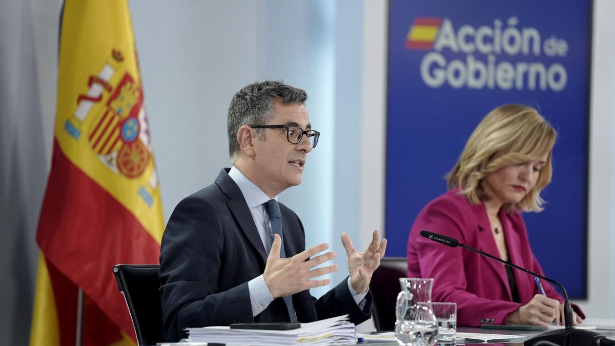 El ministro de Presidencia y Justicia, Félix Bolaños, y la portavoz del Gobierno, Pilar Alegría, durante la rueda de prensa posterior al Consejo de Ministros.