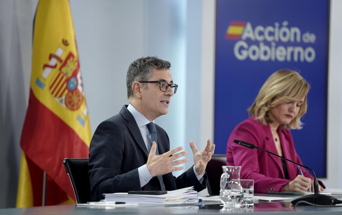El ministro de Presidencia y Justicia, Félix Bolaños, y la portavoz del Gobierno, Pilar Alegría, durante la rueda de prensa posterior al Consejo de Ministros.