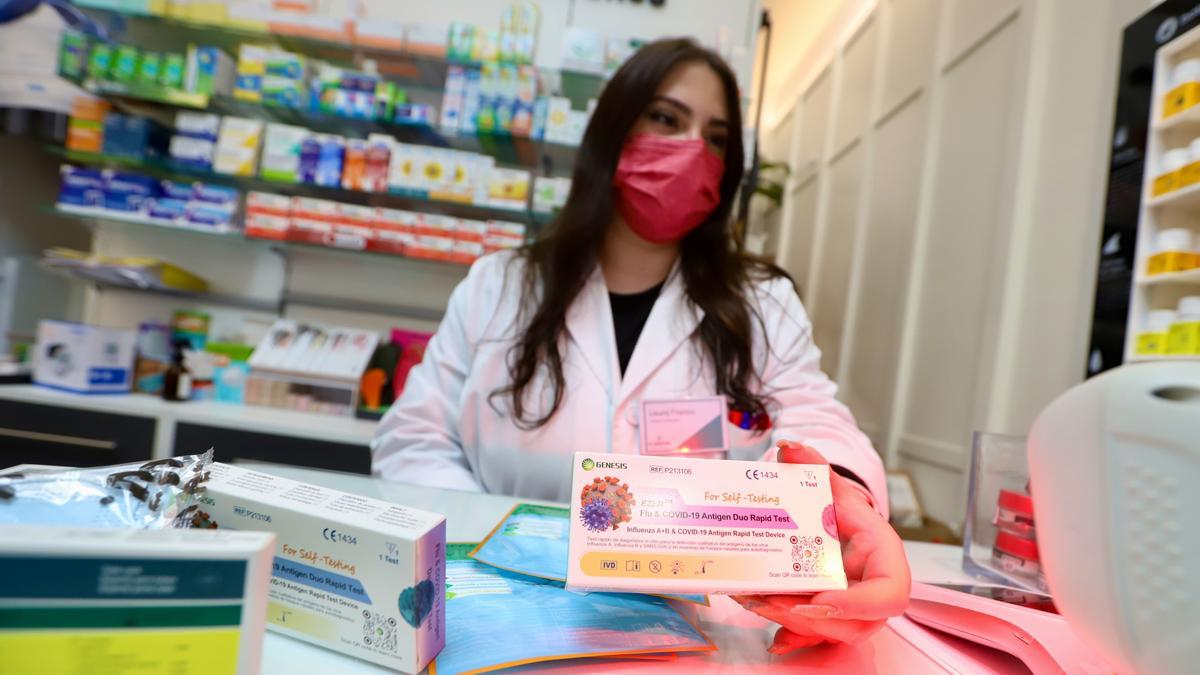 Mascarillas y test de gripe y Covid en una farmacia de Córdoba