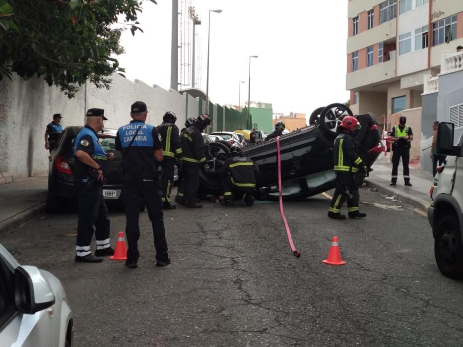 Accidente con vuelco en la calle Luis Benítez Inglot