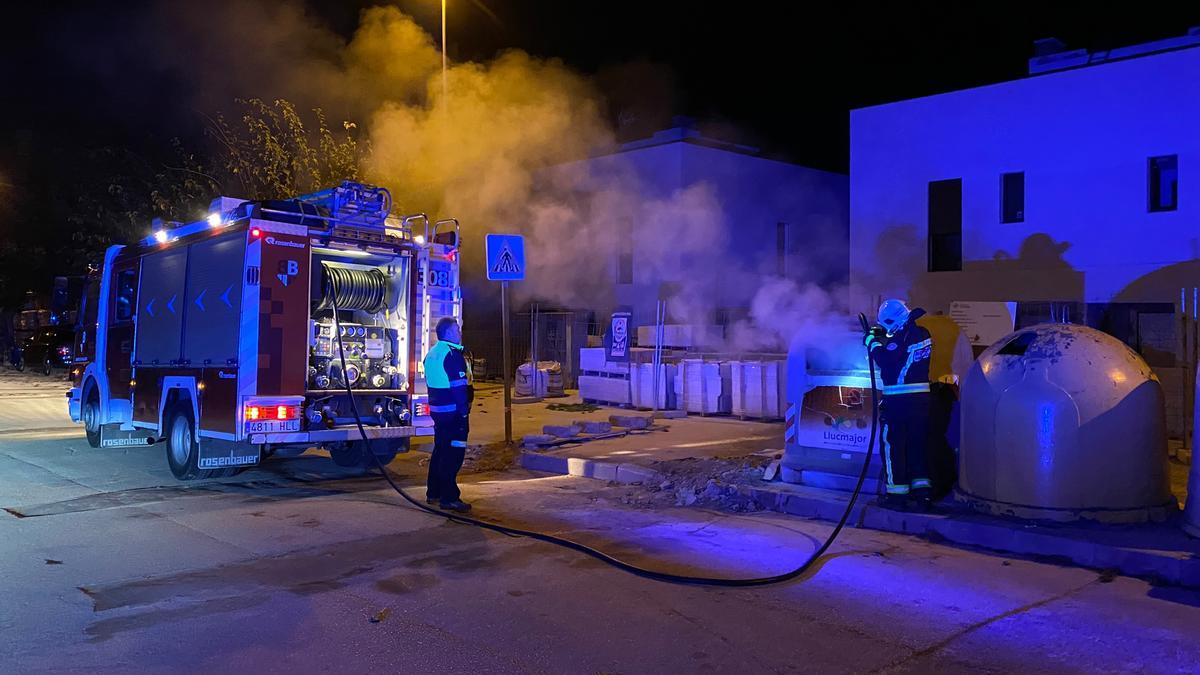 Los bomberos, durante la extinción del incendio en el contenedor de Puig de Ros.