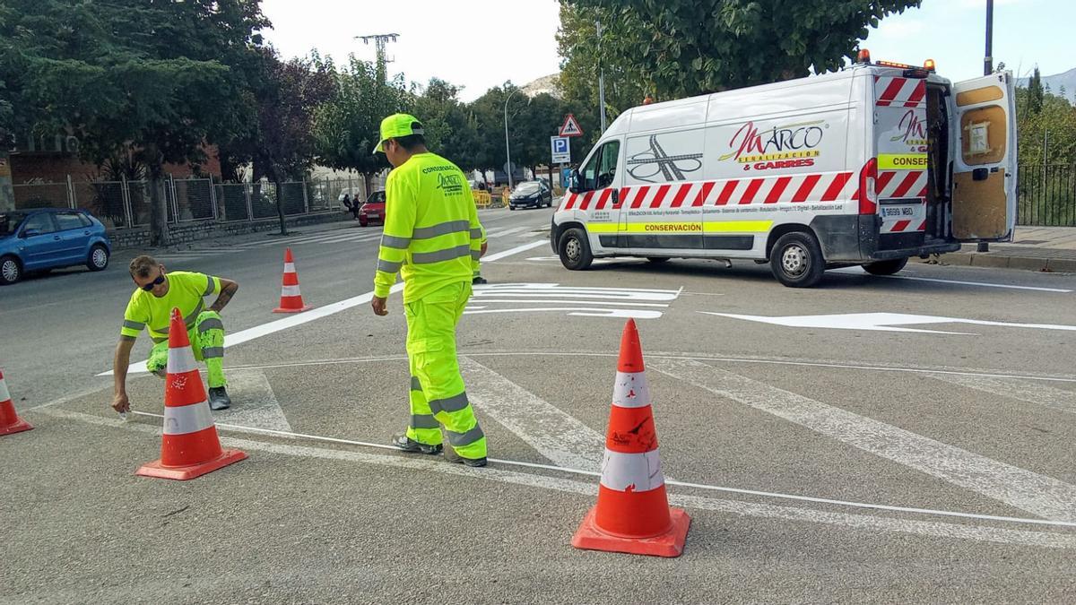 Cehegín refuerza la seguridad en las zonas escolares con nuevas labores de pintado de marcas viales