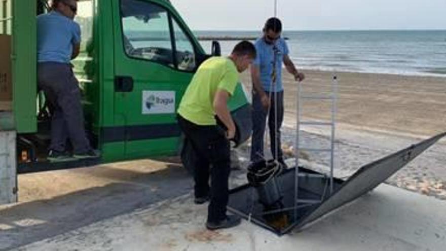 Los operarios instalan una bomba que regula la presión del agua.