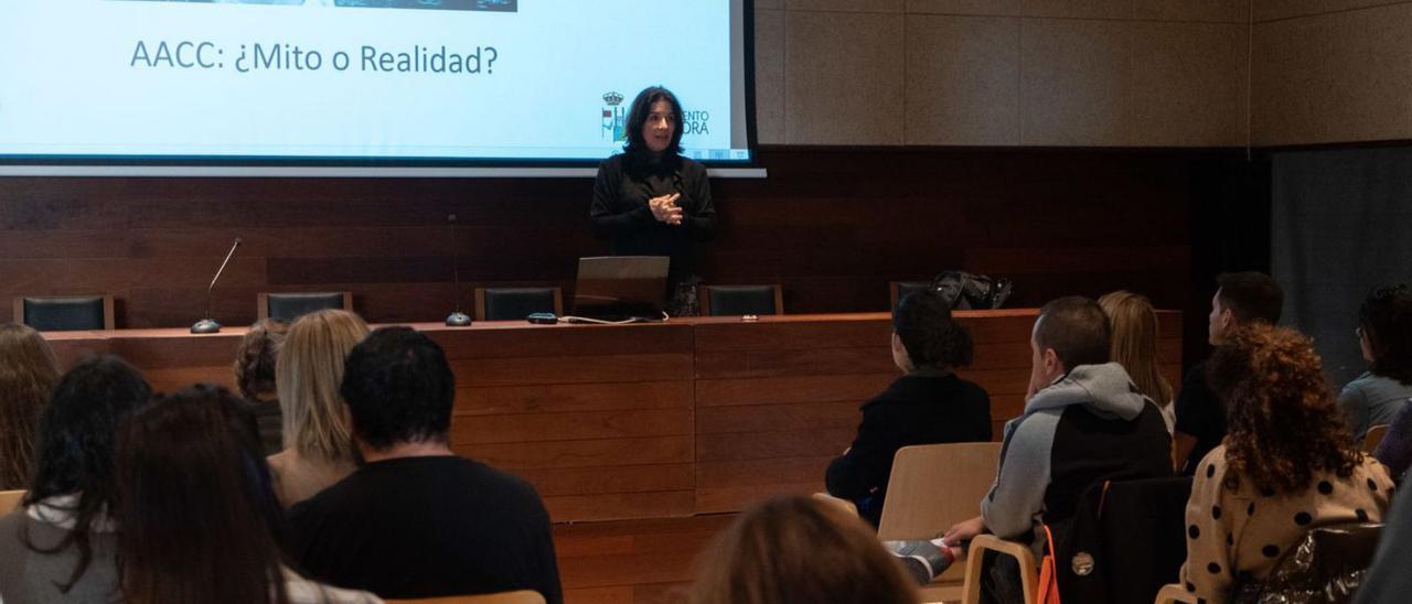 La psicóloga Victoria de la Orden, durante una conferencia sobre altas capacidades en el Etnográfico. | J. L. F.