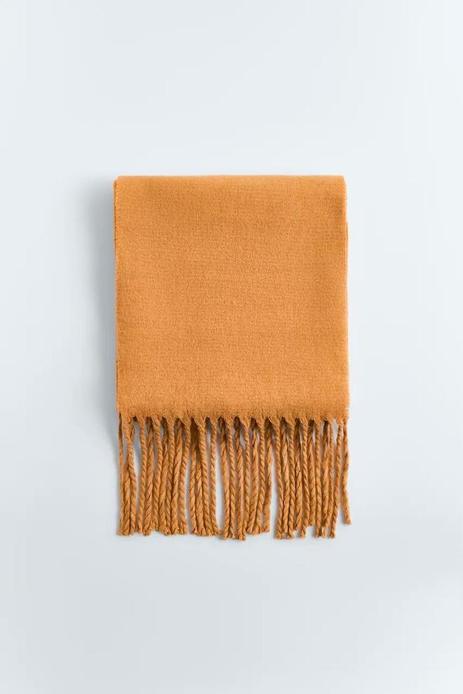 Pañuelo con lana de flecos color mostaza de Zara. (Precio: 19,95 euros. Precio Black Friday: 11,97 euros)