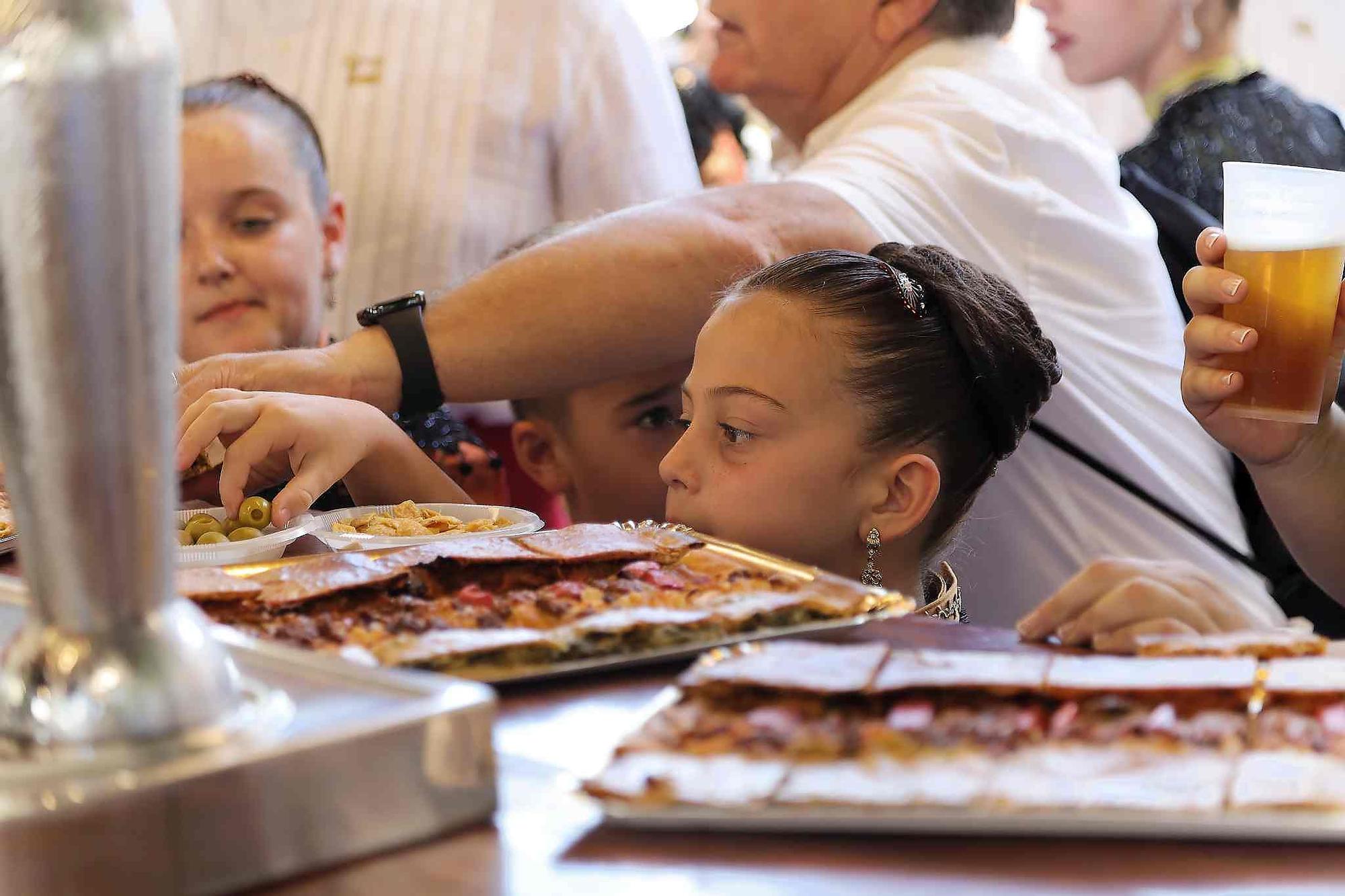 El Grau da inicio a las fiestas de Sant Pere con pólvora, bous y música