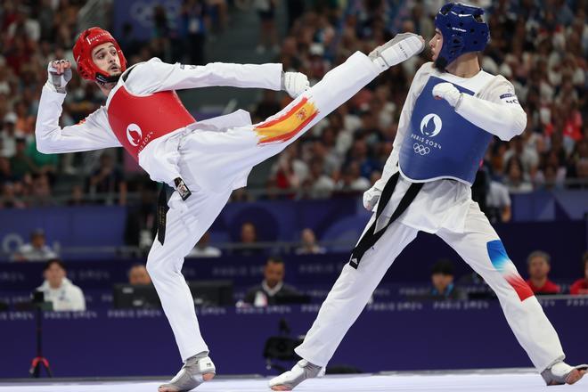 El taekwondista español Javier Pérez Polo (rojo) ante el galo Souleyman Alaphilippe en el combate de cuartos de final en la categoría de -68kg de los Juegos Olímpicos de París 2024 este jueves en el Grand Palais en la capital francesa. 