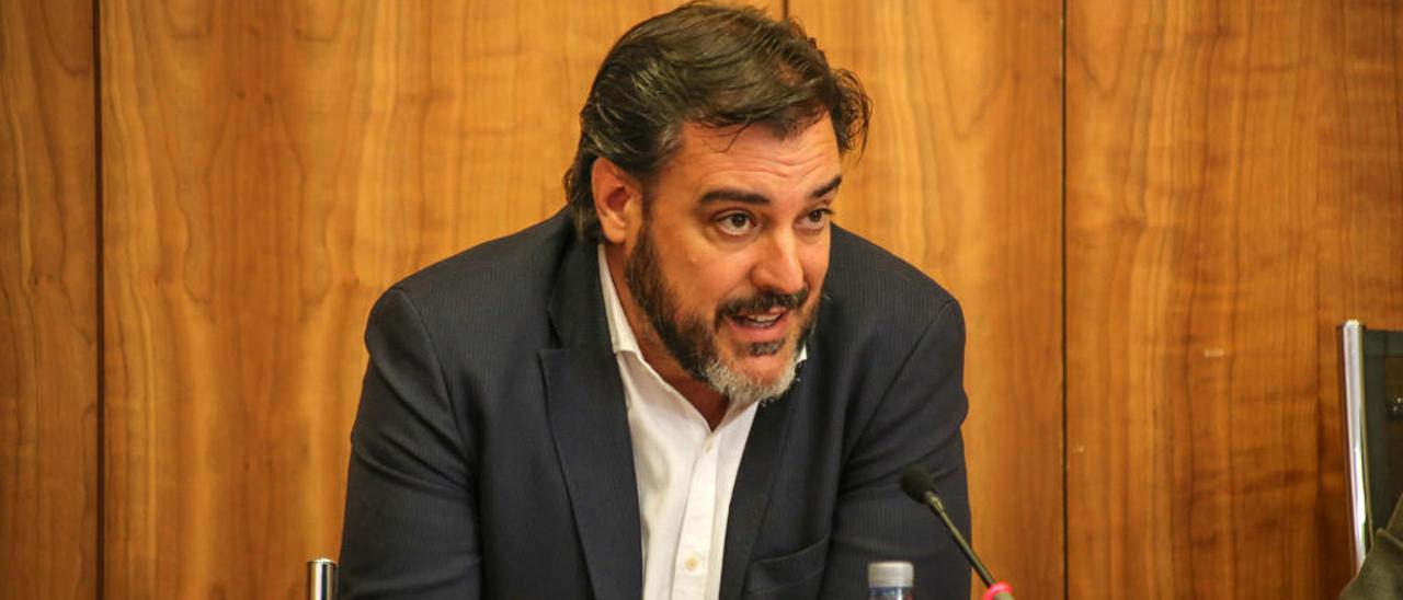 El oriolano Juan Ignacio López-Bas, en un pleno en Orihuela.