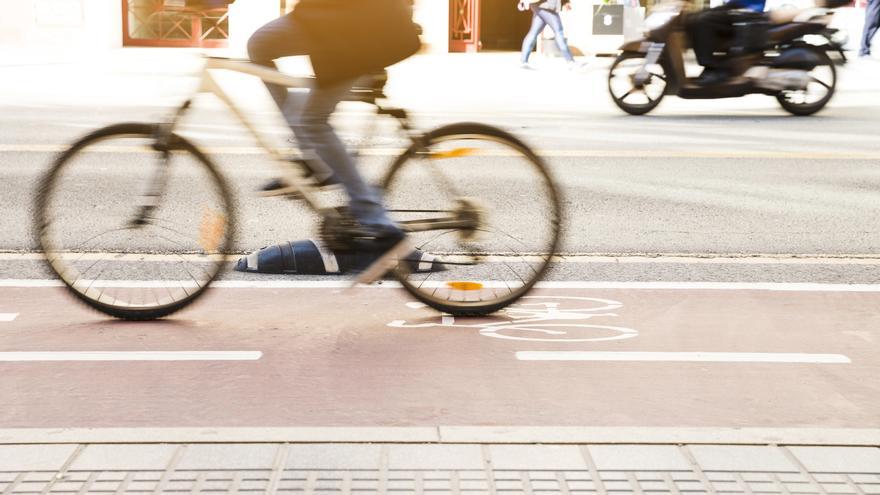 Rompiendo mitos: La verdad sobre adelantar a ciclistas en línea continua según la DGT