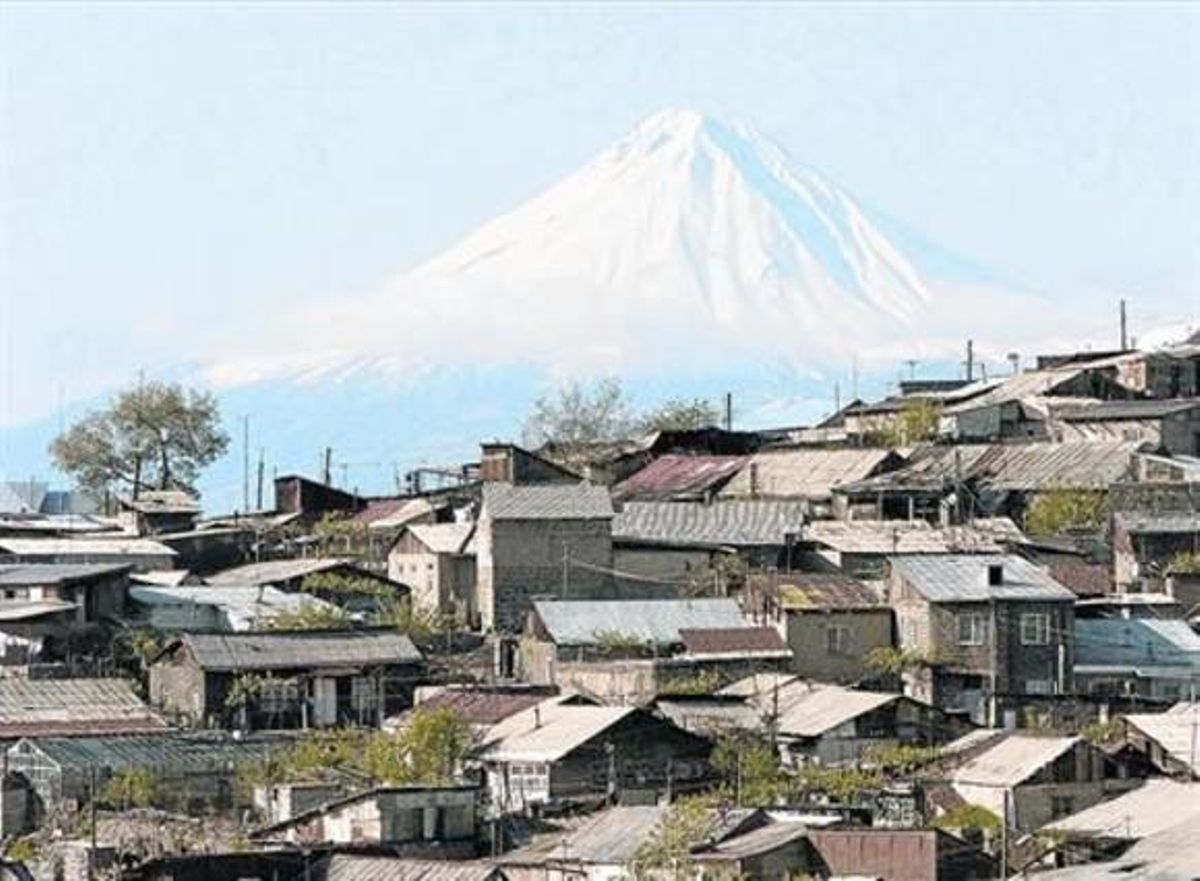 La muntanya Ararat, la muntanya sagrada del poble armeni, un dels llocs per on va passar Jordà. La muntanya Ararat, la muntanya sagrada del poble armeni, un dels llocs per on va passar Jordà.