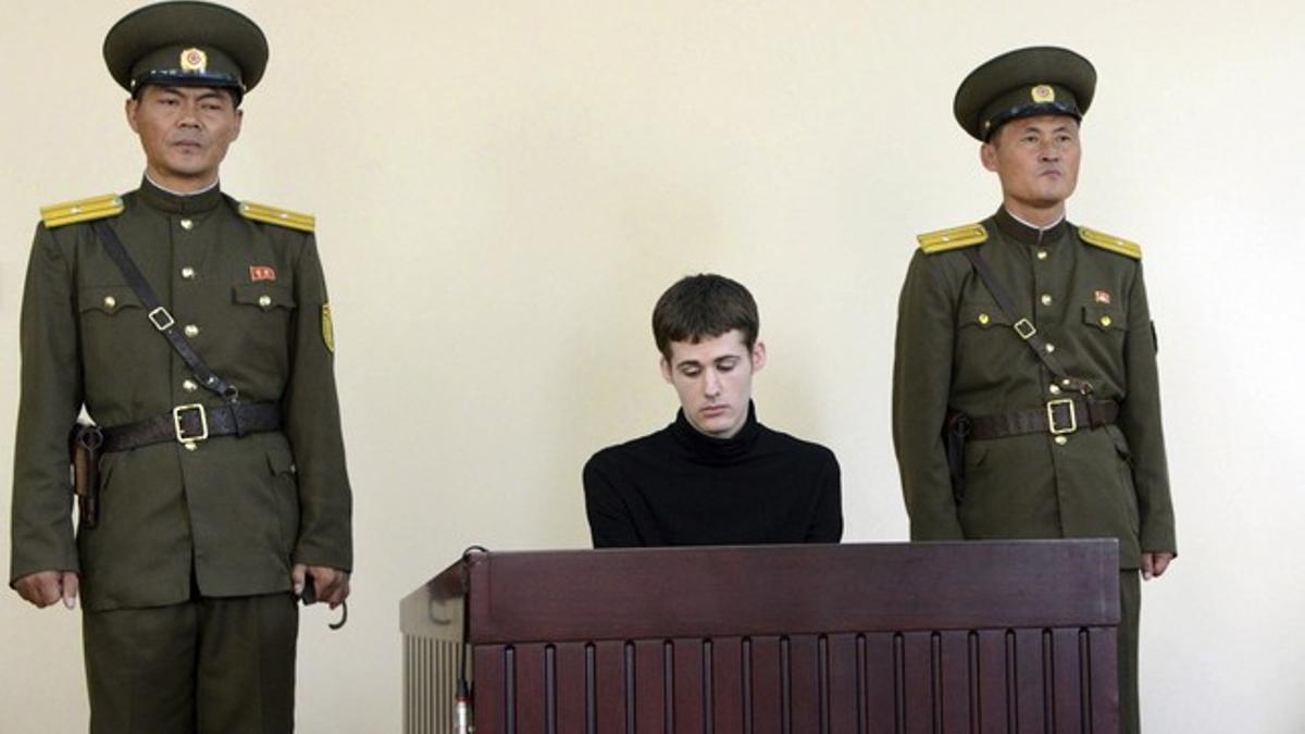 Matthew Todd Miller, custodiado por dos policías, durante el juicio en Pionyang, este domingo.