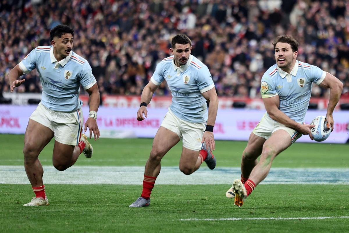 Antoine Dupont organiza una jugada de ataque con Francia en el Seis Naciones