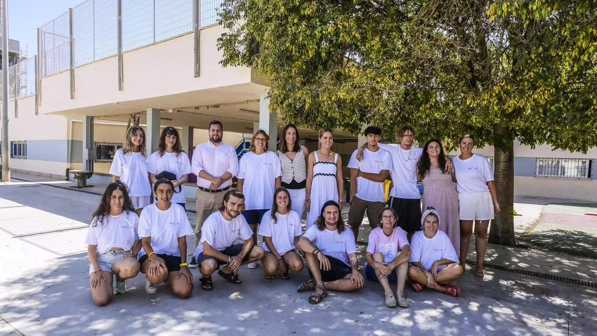 Monitores voluntarios en los colegios en Palma: “Los alumnos de los barrios más desfavorecidos nos están dando una lección de humildad”