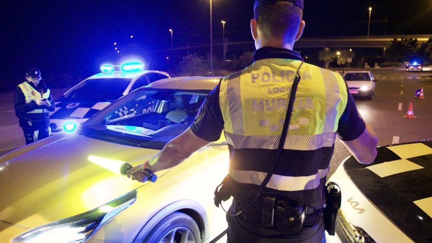 Agentes de la Policía Local de Murcia, en un control en la zona de Nueva Condomina.
