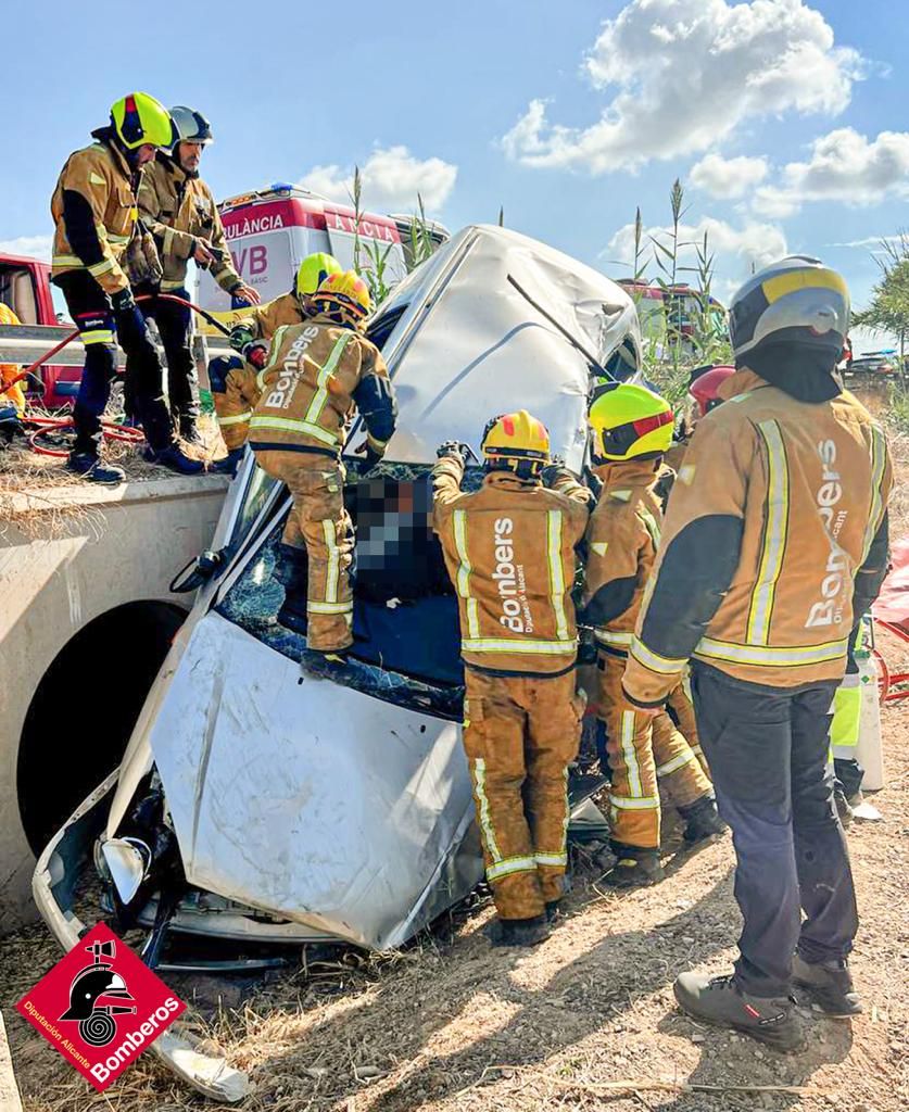 Labores de excarcelación de la conductora y el menor tras el accidente en Catral