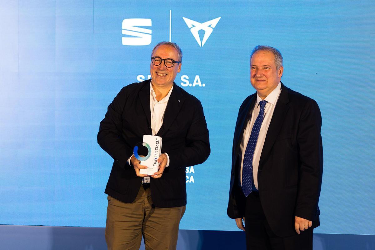 Mikel Palomera, director general de Seat y Cupra España, junto a Jordi Hereu, ministro de Industria y Turismo del Gobierno de España