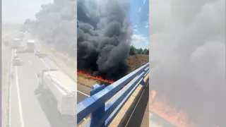 Cortada la A-23 a la altura de Cariñena por un espectacular incendio en la cuneta tras un accidente