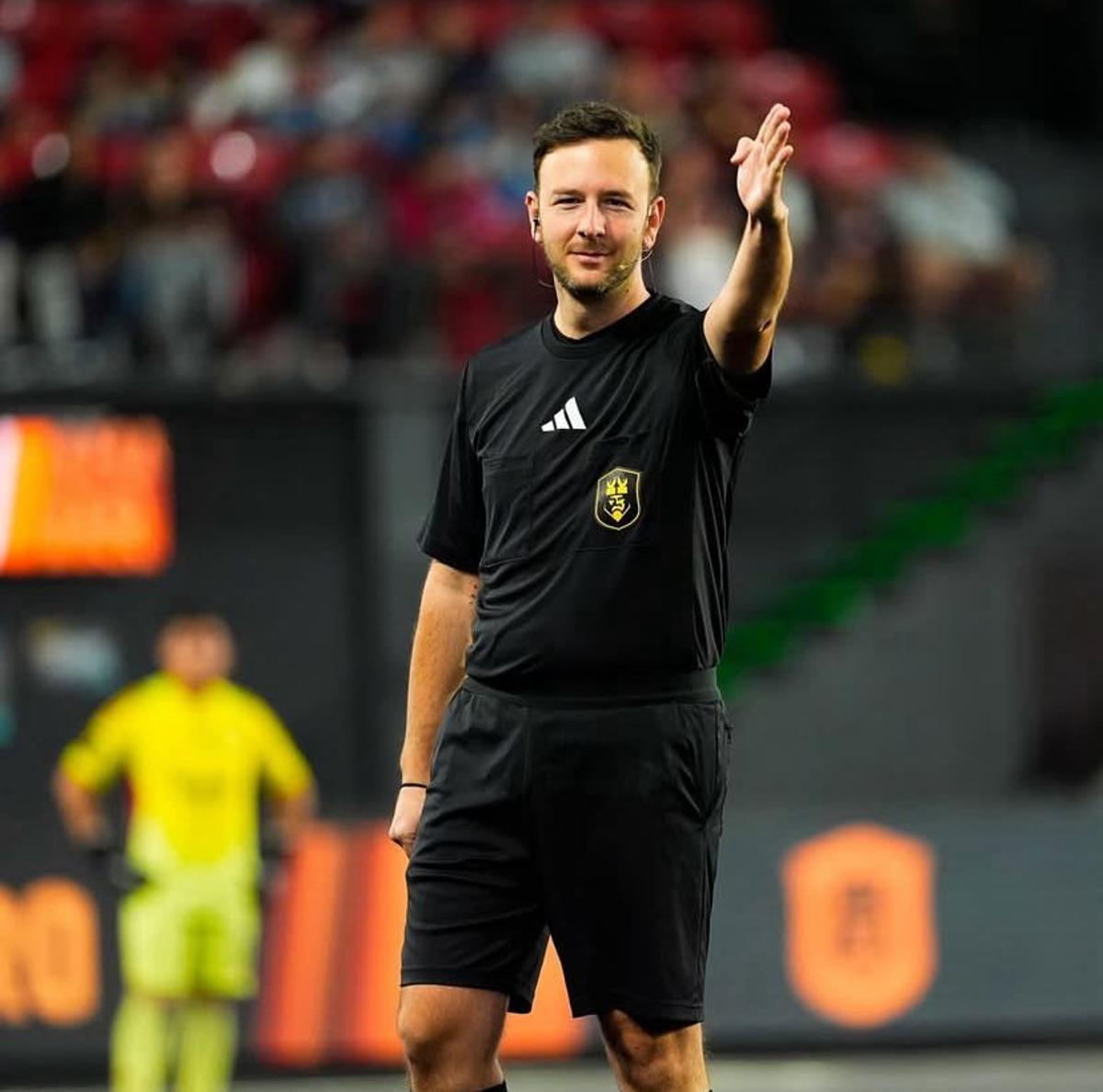 Joan Fàbregas, refereeing a match in the Kings League Spain