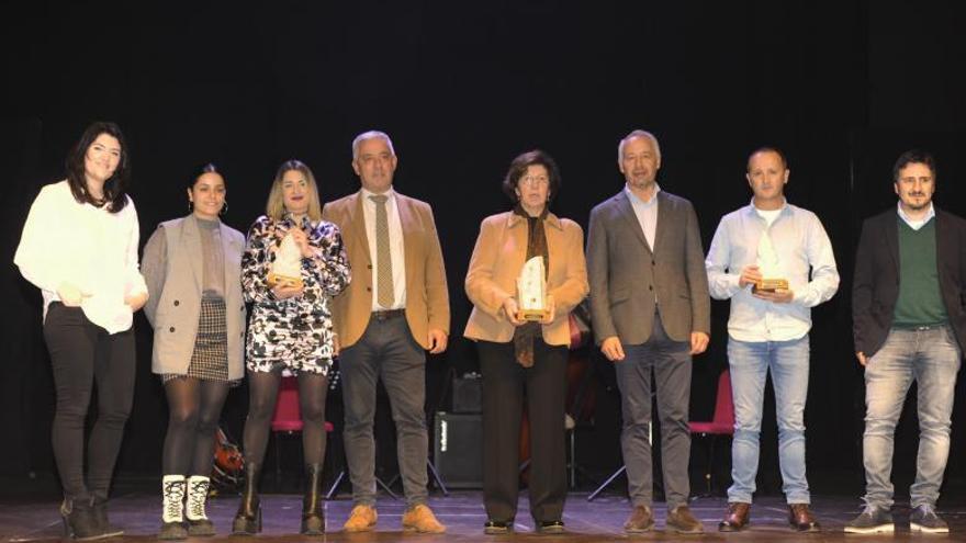 Os gañadores dos premios San Martiño posan sobre as táboas do Teatro Principal da Estrada.   | // BERNABÉ/JAVIER LALÍN
