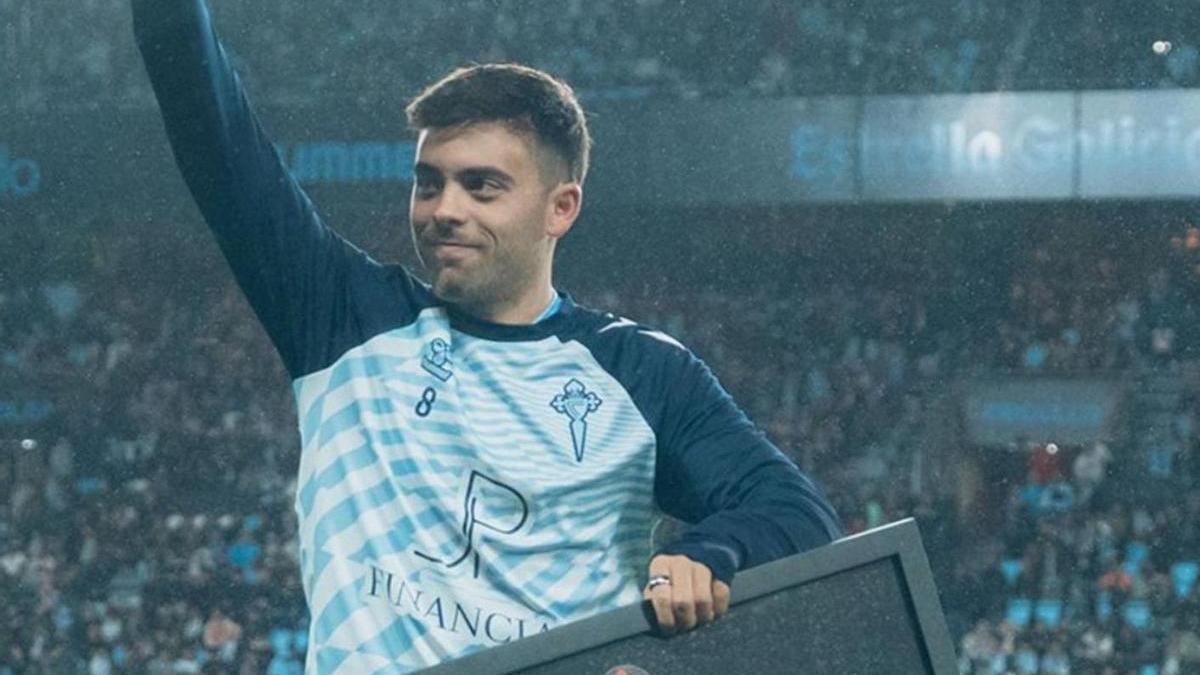 Beltrán, el domingo,  con la camiseta que le regaló el club por sus 236 partidos en Primera.
