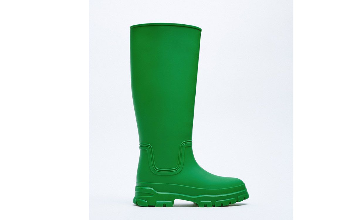 Bota de lluvia verde de Zara, 49,95 euros.