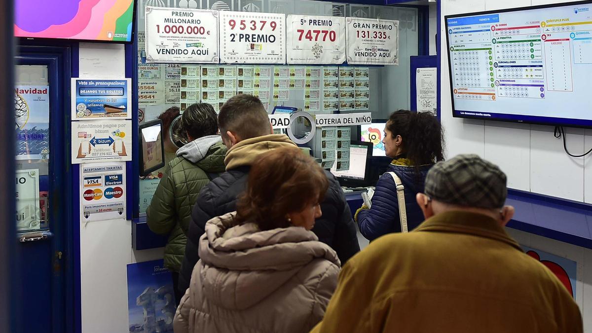 La venta de lotería de Navidad se dispara en Plasencia por el tirón de premios de los últimos años.