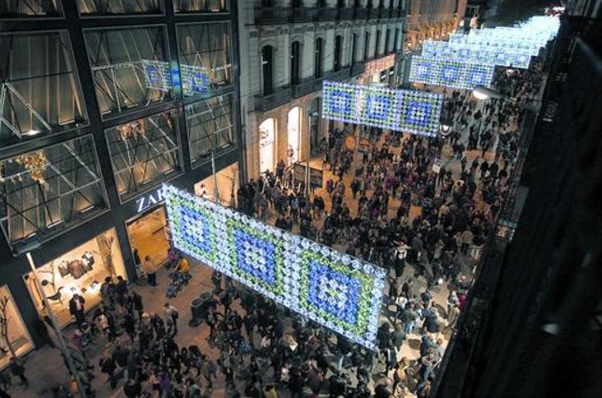 Multitud 8 El portal de l’Àngel de Barcelona, ahir, a mitja tarda. Multitud 8 El portal de l’Àngel de Barcelona, ahir, a mitja tarda.