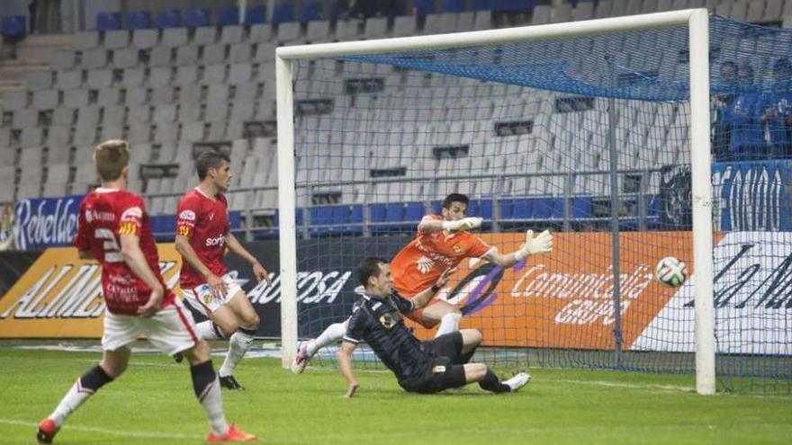 Linares marca ante el Nàstic en la eliminatoria de campeones.