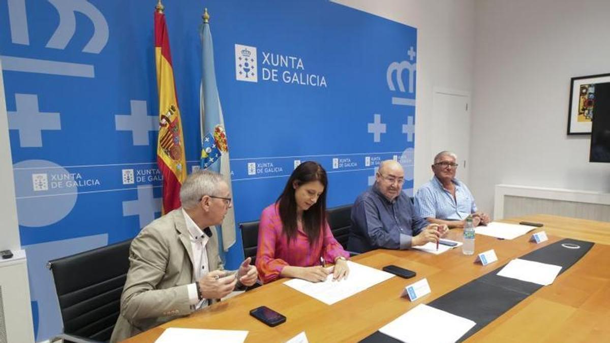 Un momento de la reunión de miembros de Unións Agrarias con la conselleira María José Rodríguez.