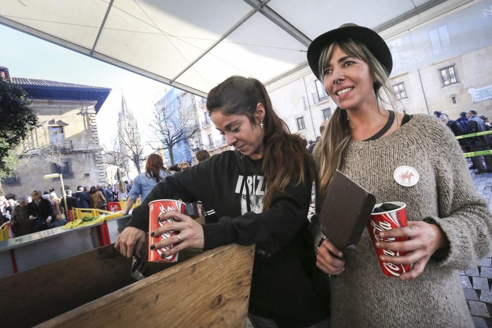 Amagüestu de la Balesquida en la plaza de Porlier, en Oviedo