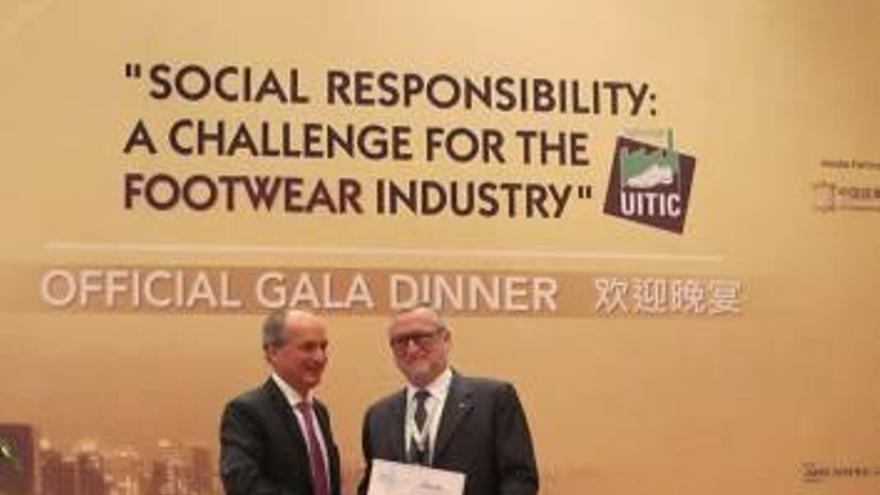 La Unión Internacional de Técnicos del Calzado premia en China al director de Inescop
