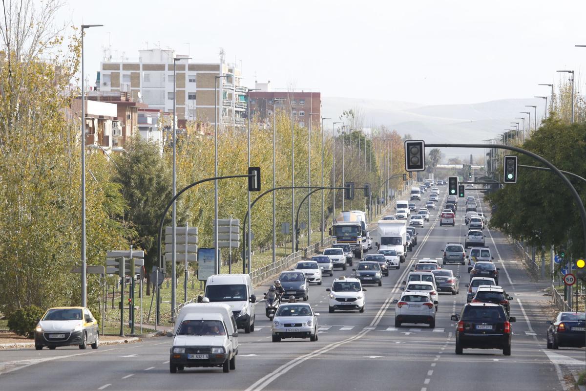 Tráfico de coches por la avenida Carlos III.