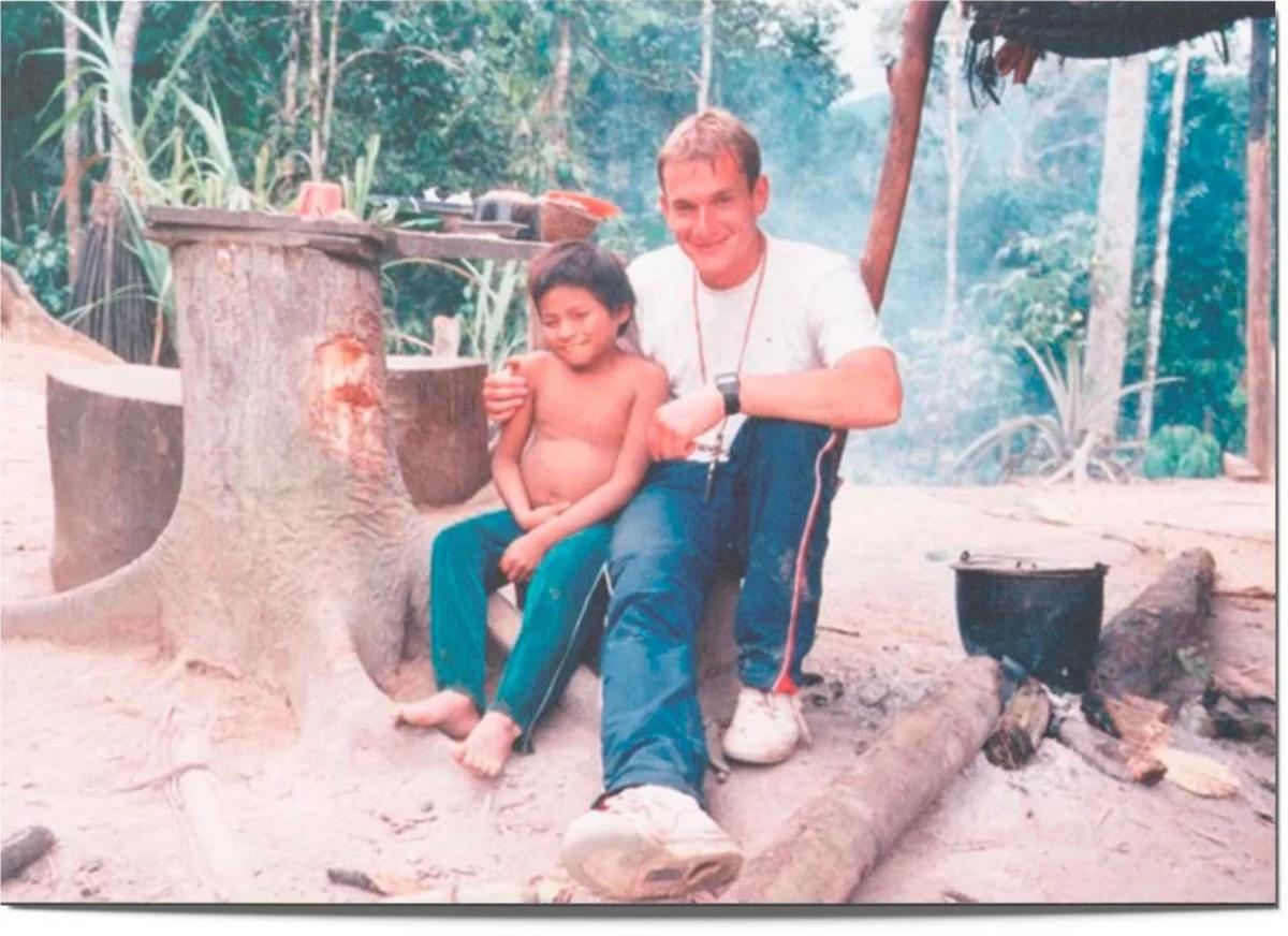Sartorius amb un nen del Perú durant la seva etapa de missioner
