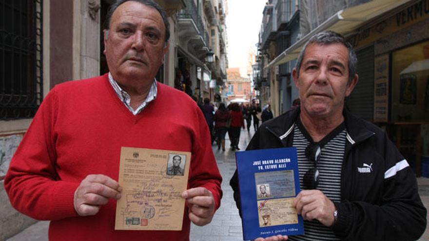 Antonio González Villena (derecha) y Paco Bravo Fernández, hijo de José Bravo, con las memorias de su padre, Yo estuve allí.