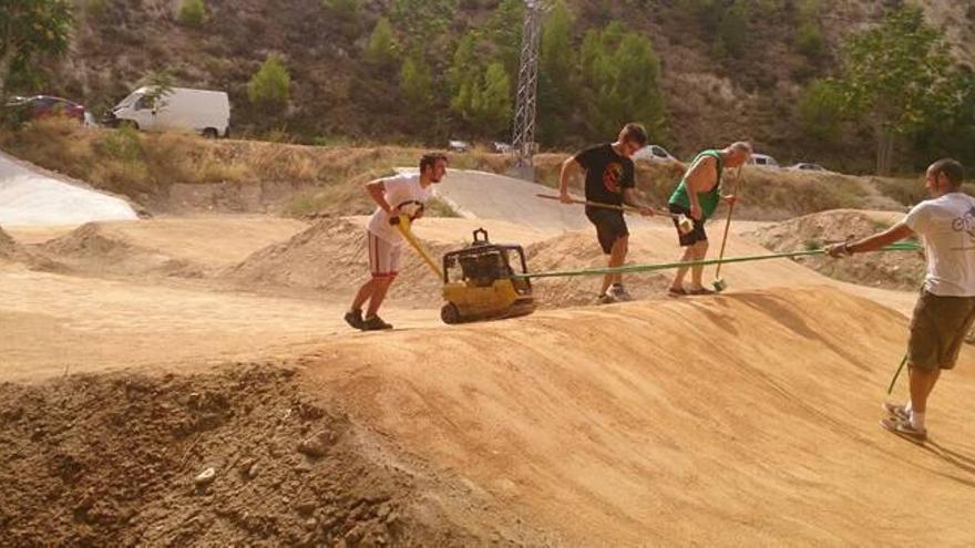 Miembros del Club BMX durante los trabajos.